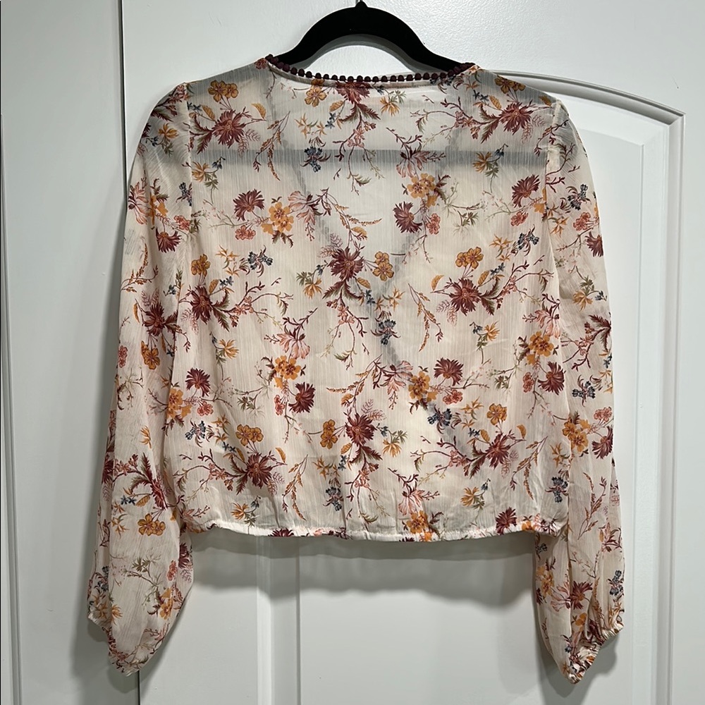 Like new - MI AMI Floral Wrap Crop Blouse with Lace Trim - Picture 9 of 13